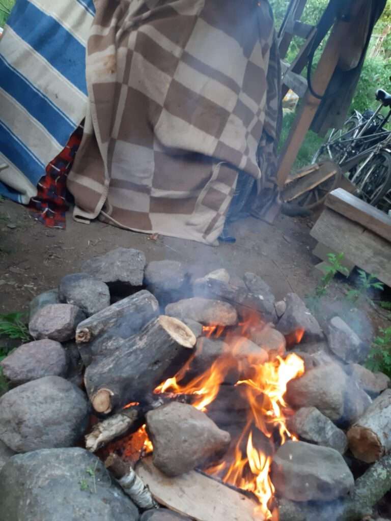 Schwitzhütte und Feuer